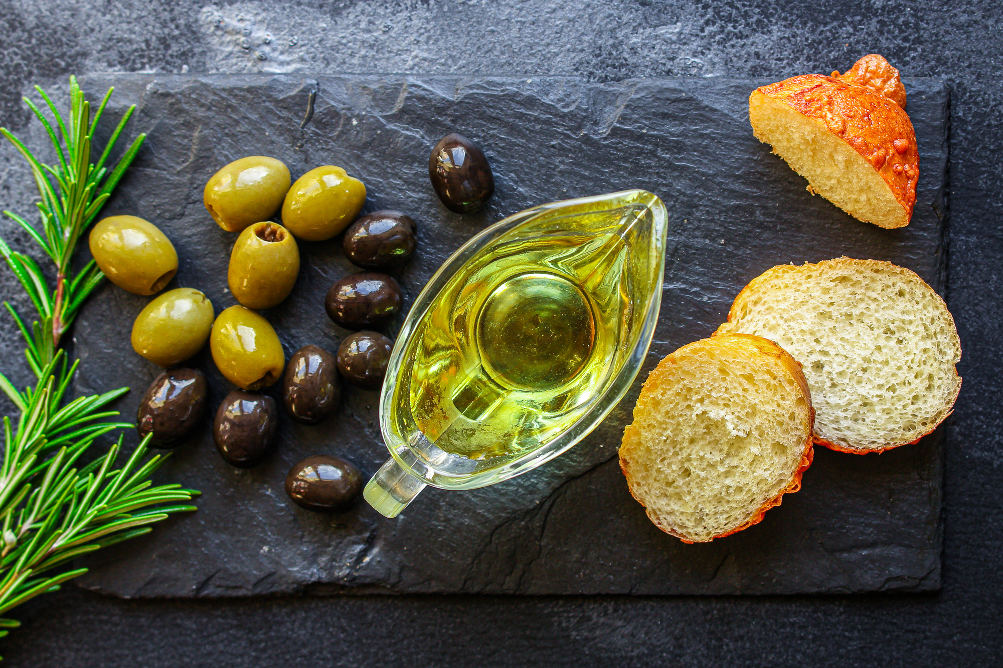 Kategoriefoto: Olivenöl & Oliven -Olivensnack mit Weissbrot und Olivenöl