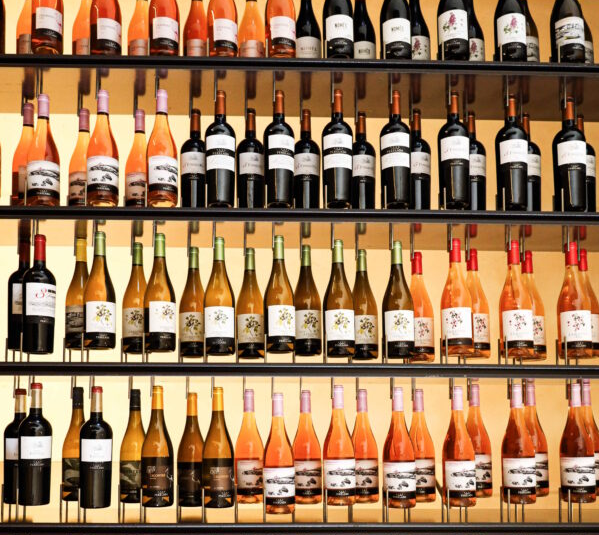 Kategoriefoto: Wein, Schaumwein & Spirituose - Weinregal im Weinkeller